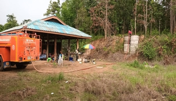 อบจ.แม่ฮ่องสอน นำรถบรรทุกน้ำ ออกให้บริการประชาชน พื้นที่บ้านป่าลาน ตำบลห้วยโป่ง  อำเภอเมืองแม่ฮ่องสอน